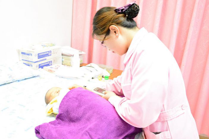 這一刻，裏湖一年輕的媽媽感動落淚！